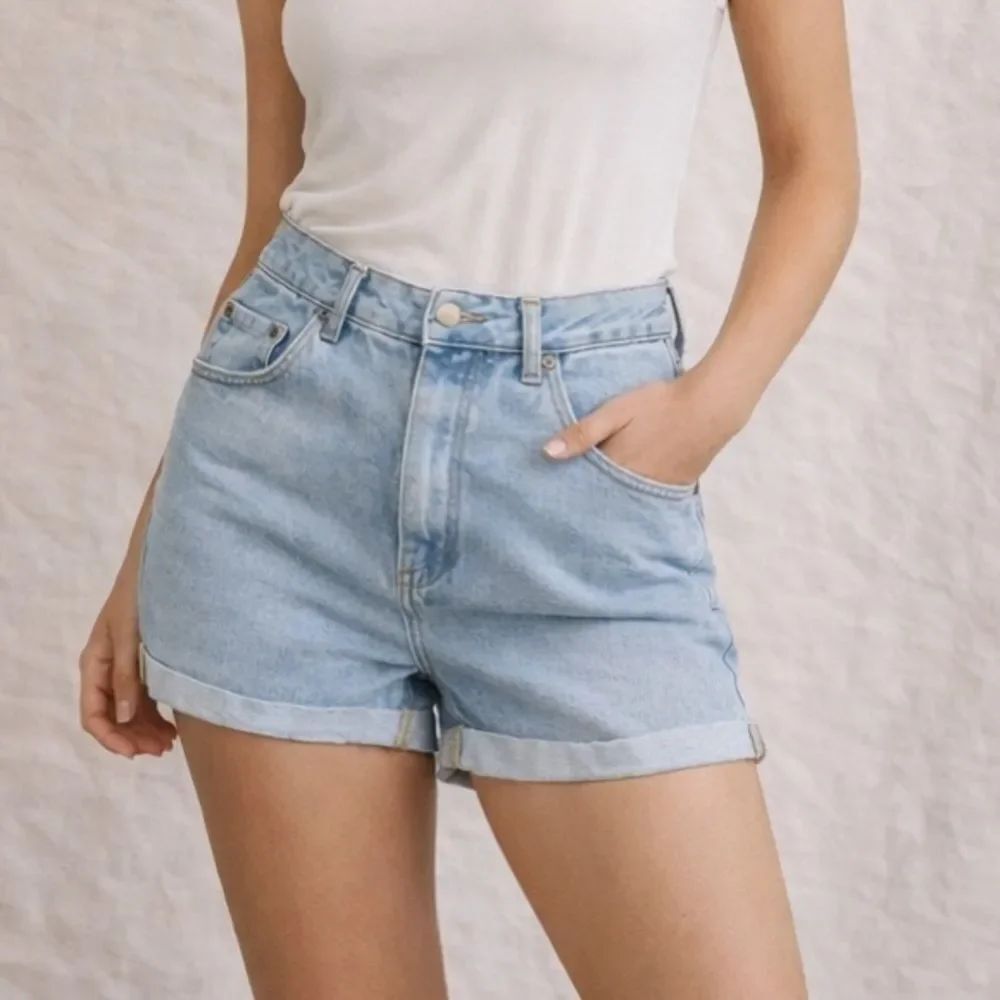 2/$20āForeverĀ 21āLightāWashāDenimāJeanāShorts